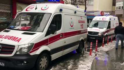 Gaziosmanpaşa’da çöplüğü andıran çatı alev alev yandı