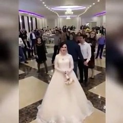 Combat de femmes pour le bouquet de la mariée