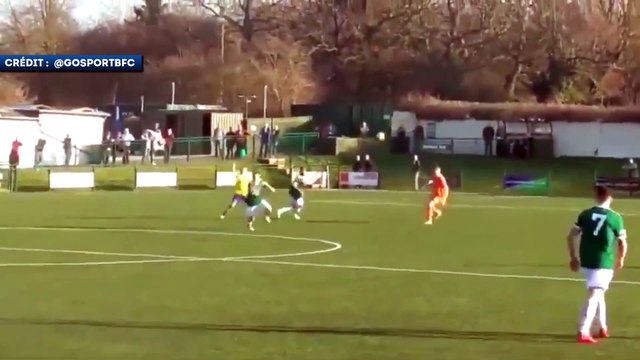 Il marque un ciseau du milieu de terrain en Angleterre