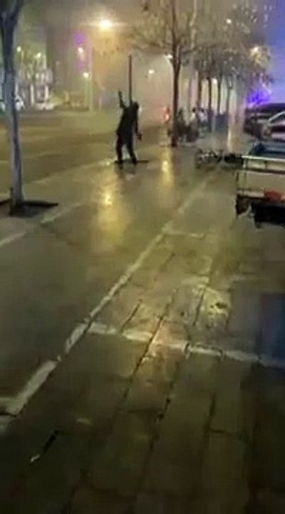 Un homme se bat contre un arbre et perd le combat