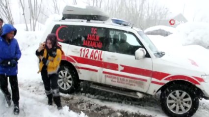 Yüksekova'da doğum hastası için ekiplerin karla mücadelesi