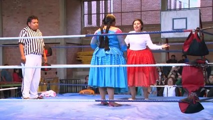 下载视频: Las cholitas luchadoras de Bolivia, con faldas y a lo loco