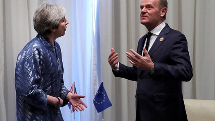Aplazar el Brexit sería una "solución racional" para Tusk, May se resiste