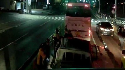 1톤 포터 화물차, 시외버스 추돌...1명 사망 / YTN