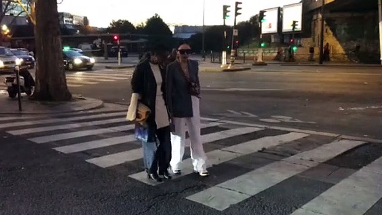 Fashion Week de Paris : les accros de la mode se pressent au défilé Jacquemus