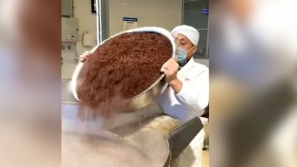 Visual feast: the process of making hotpot soup goes viral online