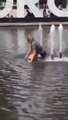 Une femme accroupie sur le jet d'une fontaine... Bizarre