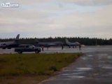 Un avion de chasse F-16 en renverse un autre avant son décollage