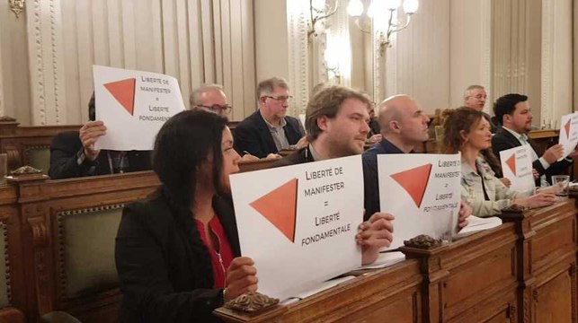 Le conseil communal de Verviers brandi des calicots suite à la venue de Theo Francken