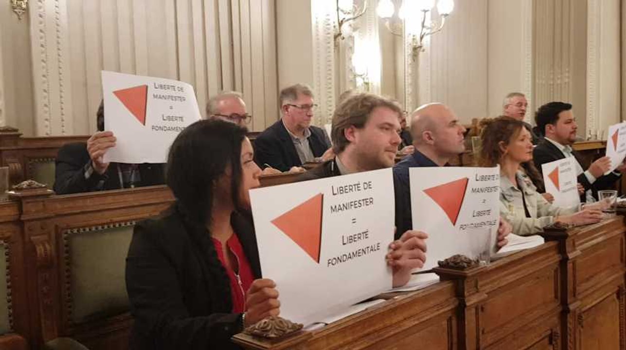 Le conseil communal de Verviers brandi des calicots suite à la venue de Theo Francken