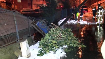 Sarıyer'de İstinat Duvarı Evin Üzerine Devrildi