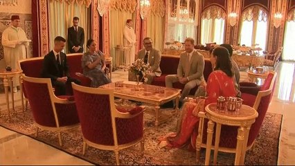 شاهد..  العاهل المغربي يستقبل هاري وميغان في الرباط
