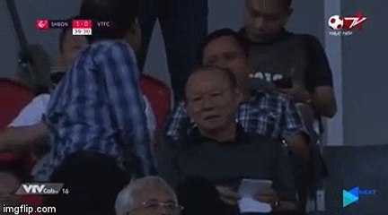 HLV Park ngỡ ngàng khi Quế Ngọc Hải nhận thẻ đỏ