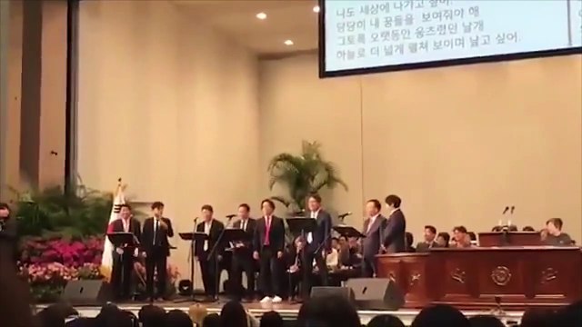 Các chú hát Solo của Jennie tại lễ khai giảng Đại học nữ sinh Ewha