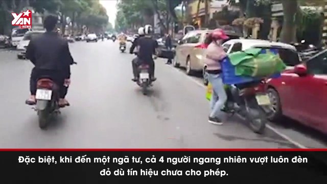 Đi xe máy phát tờ rơi như xả rác, nhóm thanh niên bị CĐM chửi sấp mặt