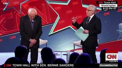 Video herunterladen: Bernie Sanders Says He Will Bring Lie Detector To Debate With Trump, Calls Him A 'Pathological Liar'