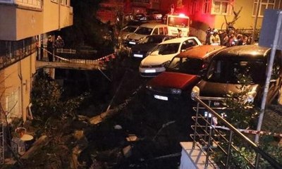 Araçlar asılı kaldı! Mahalleli sokağa döküldü