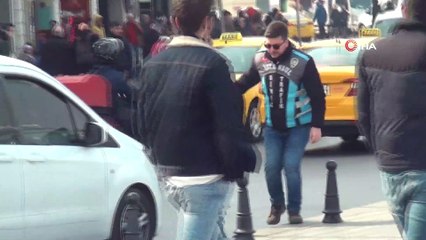 Uçan tekmeli taksici kavgası kamerada