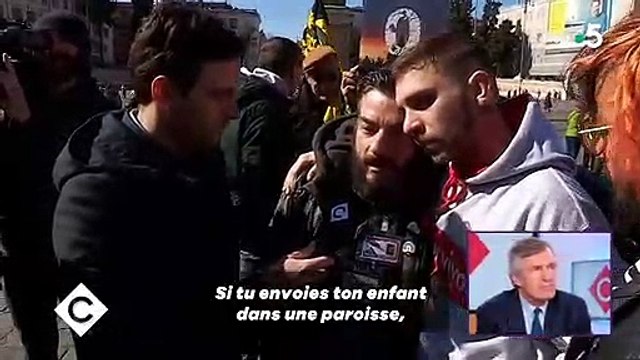 En larmes, deux italiens victimes de prêtres pédophiles témoignent dans C à vous - Regardez