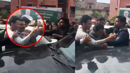 Nawazuddin Siddiqui Mobbed by crazy Fan for selfie; Here's the proof | FilmiBeat