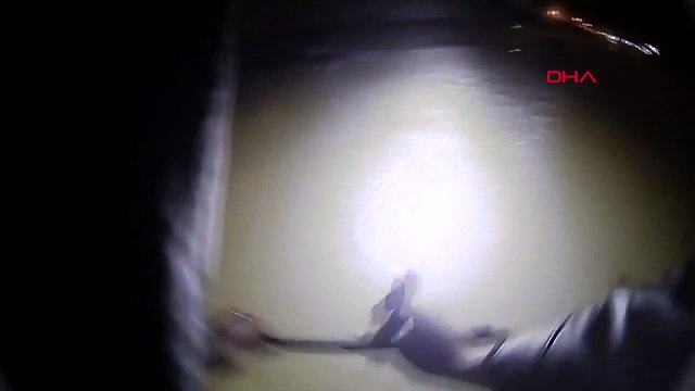 Polis memuru risk alıp, buz tutan kanalda mahsur kalan köpeği kurtardı