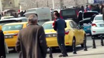 Taksim Meydanı'nda Taksicilerin Kavgası Kameralara Yansıdı