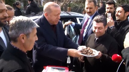Erdoğan'a Evinin Önünde Doğum Günü Sürprizi