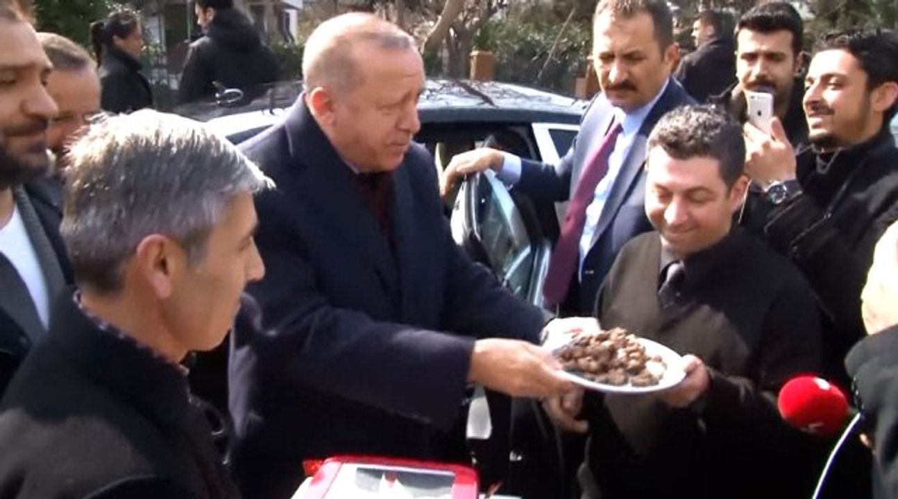 Erdoğan'a Evinin Önünde Doğum Günü Sürprizi