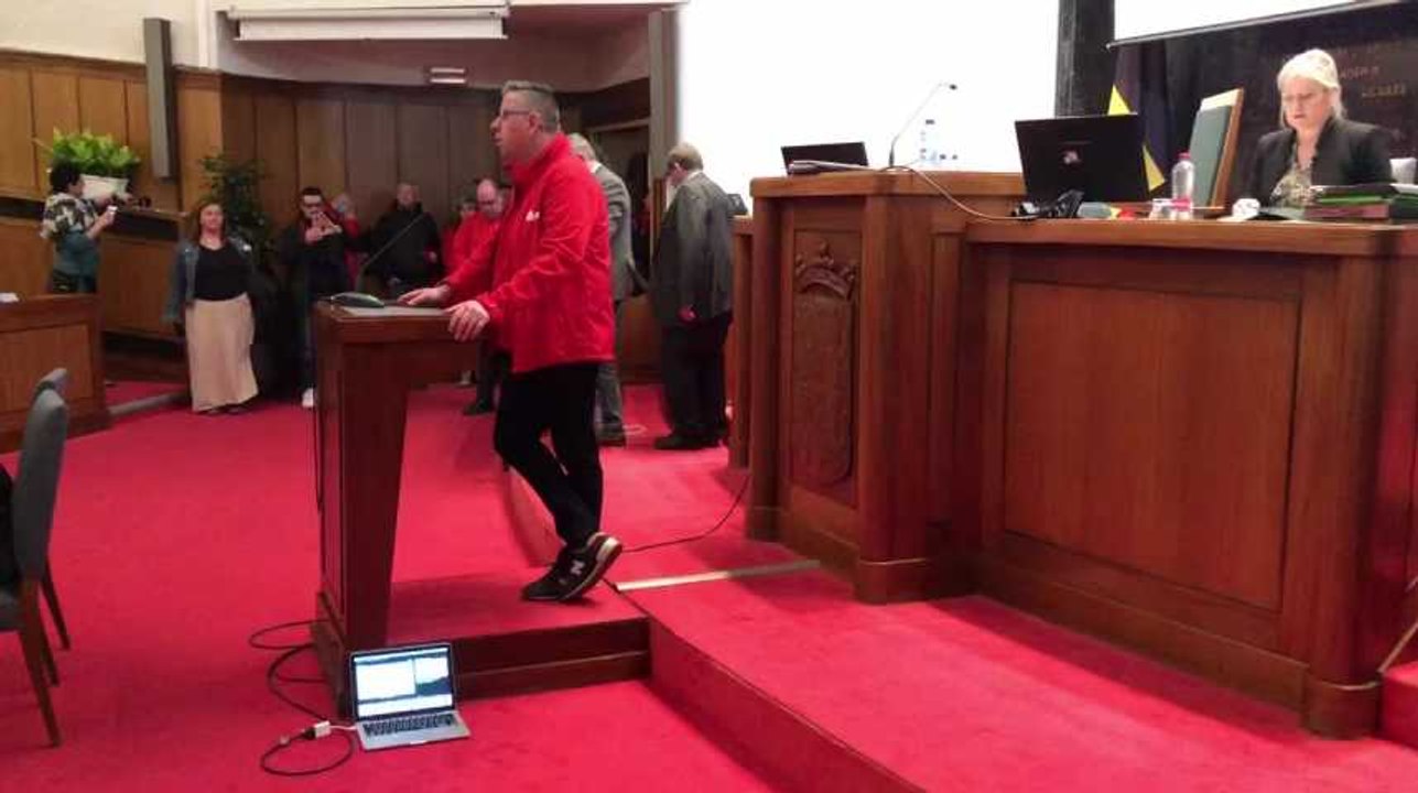 Manif de la CGSP : discours de Laurent Dusfrasne face au gouvernement provincial à Mons
