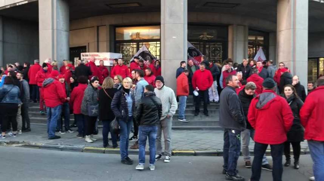 Manif de la CGSP : les militants étaient très nombreux face au gouvernement provincial au Mons ce mardi