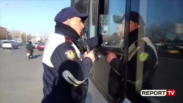 Report TV - Pasagjerët njoftojnë të alarmuar policinë, arrestohet shoferi tapë i autobusit