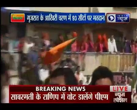 गुजरात विधानसभा चुनाव 2017 Phase 2_ पीएम नरेंद्र मोदी अहमदाबाद पहुंचे, थोड़ी देर