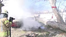 İstanbul-Kadıköy'de 2 Otomobil Alev Alev Yandı