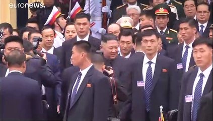 تعرف إلى حراس كيم جونغ أون الذين يركضون بمحاذاة سيارته في كل مناسبة