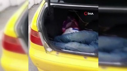 Taksinin bagajından Afganlı göçmen çıktı