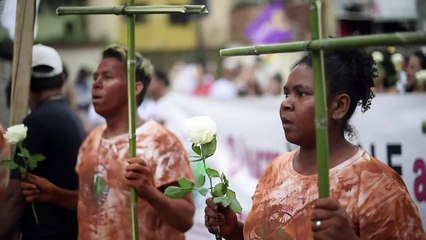 Homenaje a víctimas a un mes de desastre minero en Brasil