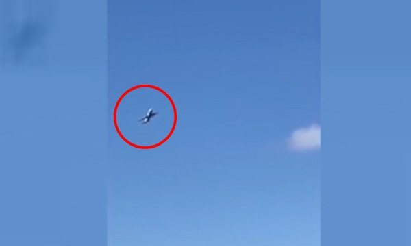 Yolcu uçağının sert rüzgarla mücadelesi kamerada