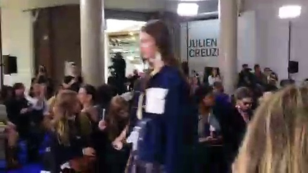 Fashion Week de Paris : rayures, jeans et santiags au défilé Victoria/Tomas