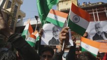 Manifestantes indios celebran el ataque aéreo en territorio paquistaní