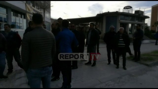 Rama nuk shkon në parlament, takim me qytetarët në Lushnje simpatizantët e PD e presin me protestë