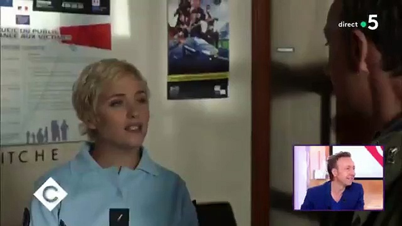 Stéphane Bern dans la peau d'un lieutenant dans le téléfilm "Meurtres en Lorraine" diffusé le samedi 16 mars à 21h sur France 3