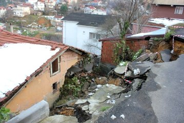 Beykoz'da Yol Evin Üzerine Çöktü