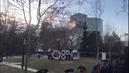 Ora News – Snajperistët monitorojnë protestën e opozitës nga taraca e pallatit