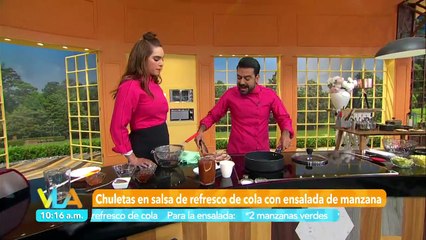 ¡Chuletas en salsa de refresco de cola con ensalada de manzana! Un platillo dulce y exquisito para consentir a tu familia.