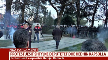 Protestuesit sulmojnë edhe deputetin Paulin Stërkaj para Parlamentit