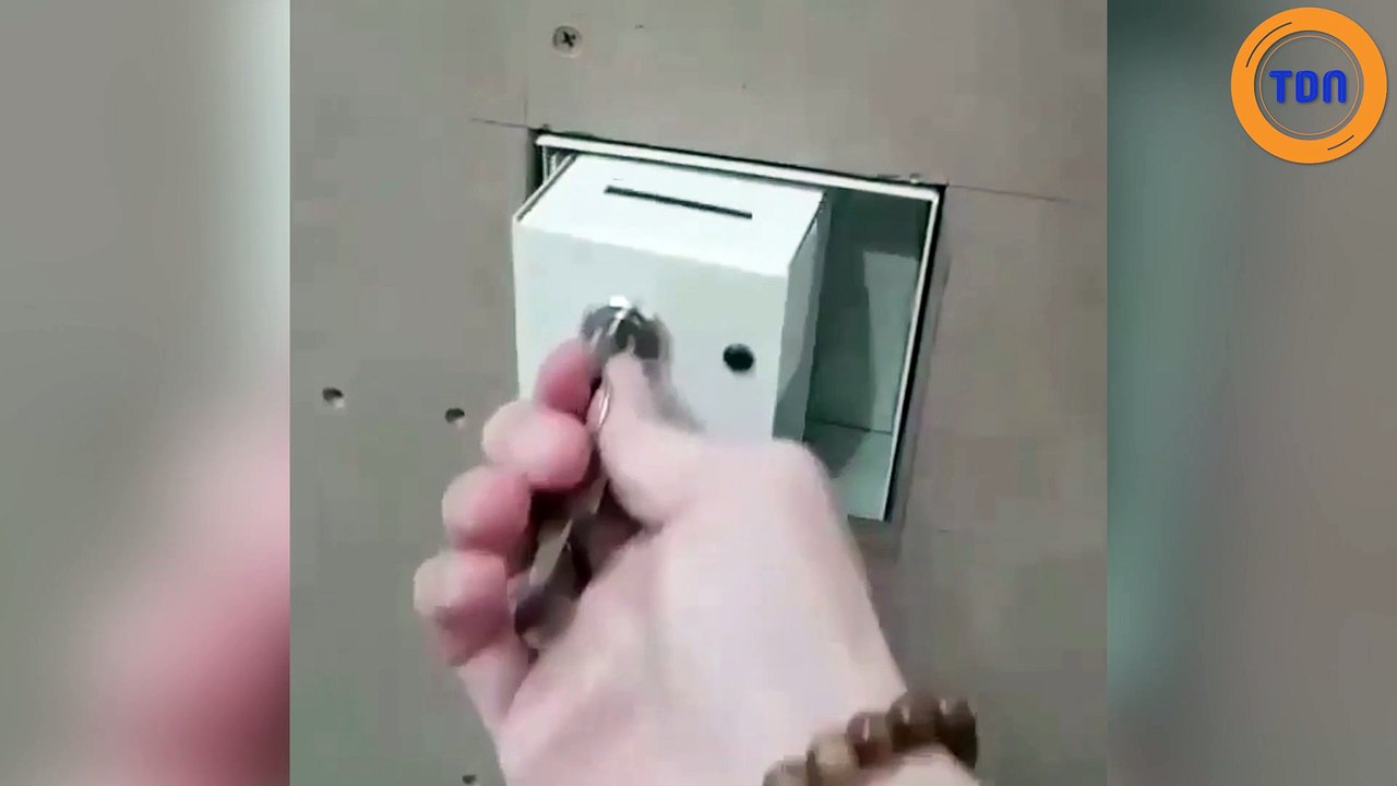 Une cachette improbable... il cache tout derrière une prise !