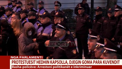 Report Tv-Protestuesit qëllojnë me shishe forcat e policisë