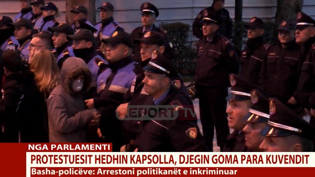 Report Tv-Protestuesit qëllojnë me shishe forcat e policisë