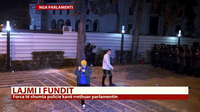 Protestuesit i sulen policisë, tentojnë të thyejnë kordonin e sigurisë para Kuvendit
