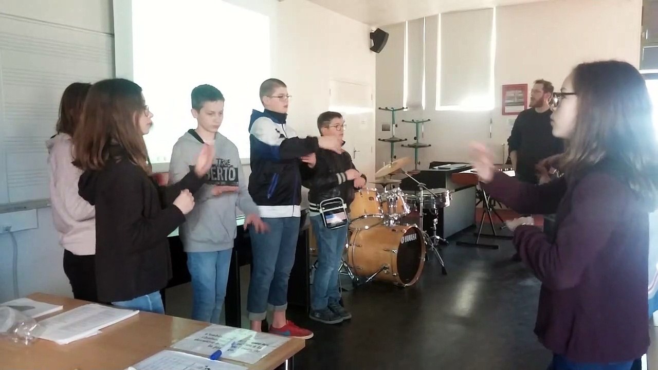 Les élèves du collège Léo-Ferré d'Ambrières-les-Vallées répètent leur reprise en langue des signes de Patrick Bruel